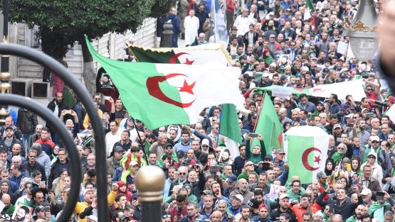 بلد غارق في المشاكل يدعي قدرته على حل المشكل الليبي